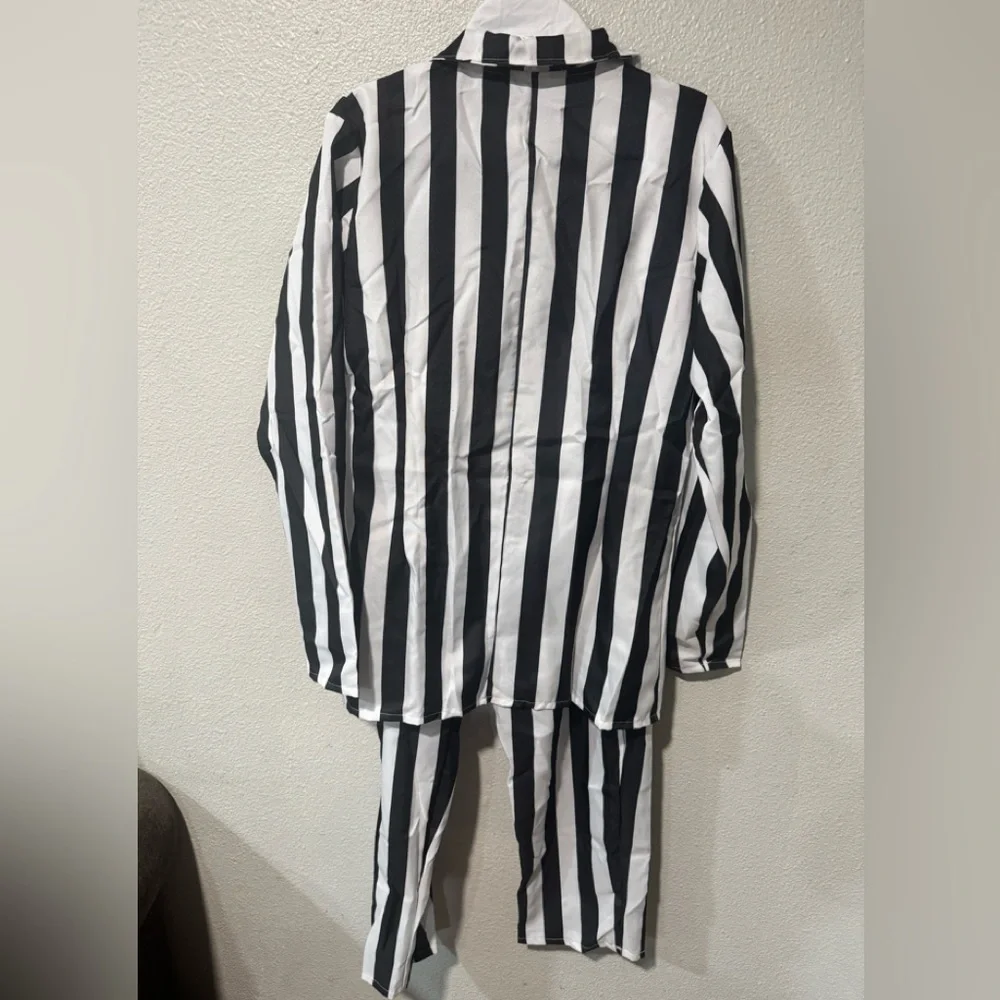FUN SHACK  Beetlejuice Black and White Striped Suit Mens Halloween Costume M